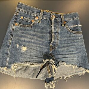 Levi’s Ribcage Women's Shorts
Colour: Noe Departure
Size: 23